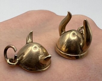 GERESERVEERD. Koop geen 2 antieke Vikinghelm bedeltjes van 14 karaats goud.