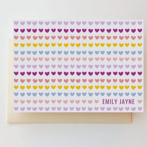 Coeurs | Cartes de correspondance numériques personnalisées pliées en forme de coeur arc-en-ciel