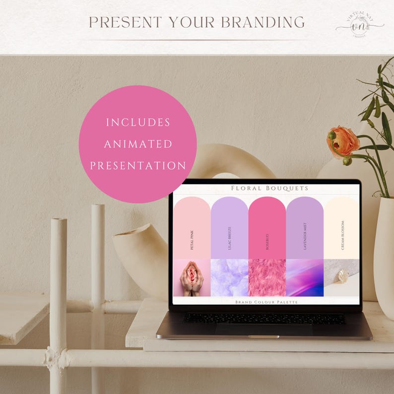 Pu&ograve; includere: Un laptop mostra una tavolozza di colori del marchio bouquet floreali con toni rosa, viola e crema. Lo schermo mostra "Floral Bouquets" e "Brand Colour Palette". Un cerchio rosa recita "Includes Animated Presentation".