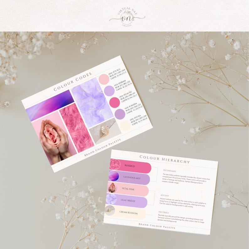 Pu&ograve; includere: Due schede che mostrano una tavolozza di colori del marchio con i testi "COLOUR CODES" e "COLOUR HIERARCHY". La tavolozza dei colori include sfumature di rosa, viola e lavanda. Le schede sono su una superficie grigio chiaro con accenti floreali bianchi.