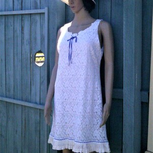 Lace vintage shift dress. Small