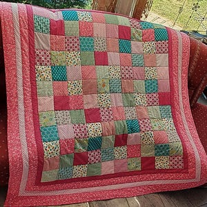 In de maak! Een hoogwaardige, unieke patchwork quilt/weide gemaakt van designstoffen, met zorg op kleur afgestemd en fijn doorgestikt.