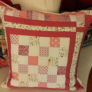¡Funda de cojín de patchwork única y de alta calidad hecha con telas de calidad de diseñador, coordinadas con cariño por los colores y finamente acolchadas!