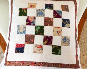 Federa per cuscino patchwork unica e di alta qualità, realizzata con tessuti di qualità firmata, accuratamente coordinati nei colori e finemente trapuntata!