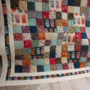 Elaborate high-quality unique patchwork quilt made of designer quality fabrics, lovingly color-coordinated, finely quilted image 4