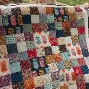 Elaborate high-quality unique patchwork quilt made of designer quality fabrics, lovingly color-coordinated, finely quilted image 6