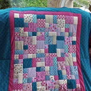 Knuffelige unieke patchwork deken / quilt gemaakt van stoffen van designerkwaliteit, liefdevol op elkaar afgestemde kleuren, fijn gewatteerd afbeelding 2