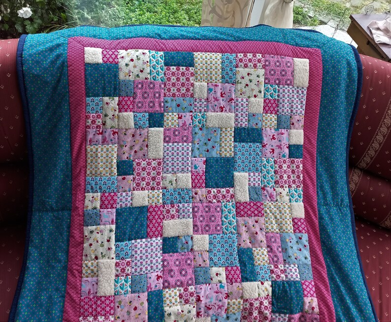 Knuffelige unieke patchwork deken / quilt gemaakt van stoffen van designerkwaliteit, liefdevol op elkaar afgestemde kleuren, fijn gewatteerd afbeelding 2