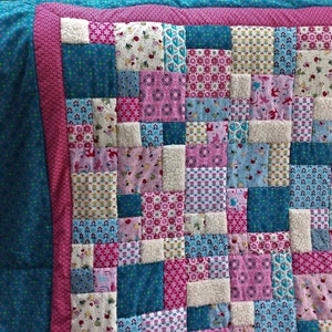 Knuffelige unieke patchwork deken / quilt gemaakt van stoffen van designerkwaliteit, liefdevol op elkaar afgestemde kleuren, fijn gewatteerd afbeelding 4