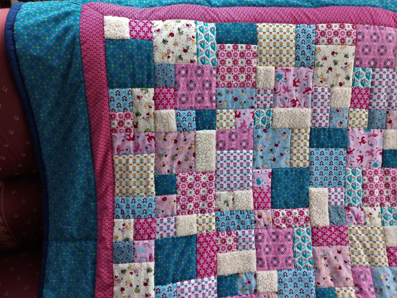 Knuffelige unieke patchwork deken / quilt gemaakt van stoffen van designerkwaliteit, liefdevol op elkaar afgestemde kleuren, fijn gewatteerd afbeelding 4