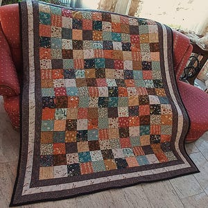 ¡Nuevo! ¡De gran tamaño! ¡Acogedora y única colcha de retazos hecha con telas de calidad, con colores cuidadosamente coordinados y un acolchado exquisito!