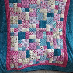 Knuffelige unieke patchwork deken / quilt gemaakt van stoffen van designerkwaliteit, liefdevol op elkaar afgestemde kleuren, fijn gewatteerd afbeelding 3