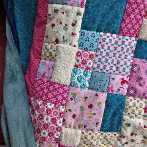 Knuffelige unieke patchwork deken / quilt gemaakt van stoffen van designerkwaliteit, liefdevol op elkaar afgestemde kleuren, fijn gewatteerd afbeelding 7