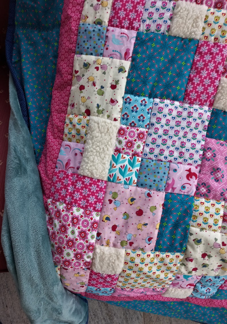 Knuffelige unieke patchwork deken / quilt gemaakt van stoffen van designerkwaliteit, liefdevol op elkaar afgestemde kleuren, fijn gewatteerd afbeelding 7