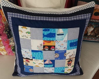 Federa per cuscino patchwork unica e di alta qualità, realizzata con tessuti di qualità firmata, accuratamente abbinati nei colori e finemente trapuntati!
