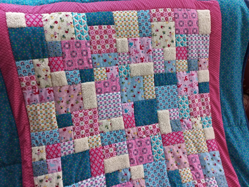 Knuffelige unieke patchwork deken / quilt gemaakt van stoffen van designerkwaliteit, liefdevol op elkaar afgestemde kleuren, fijn gewatteerd afbeelding 5