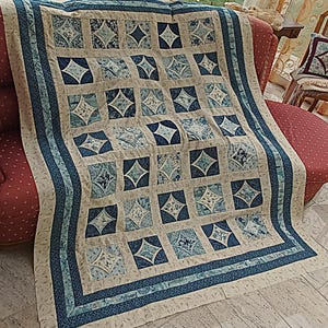 Manta aconchegante e exclusiva em patchwork, feita com tecidos de alta qualidade de grife, cuidadosamente combinada em cores e com um acolchoado impecável!