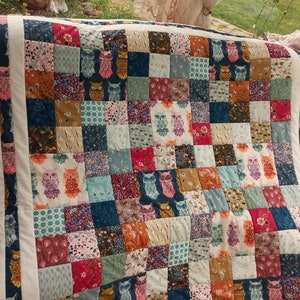 Elaborate high-quality unique patchwork quilt made of designer quality fabrics, lovingly color-coordinated, finely quilted image 3