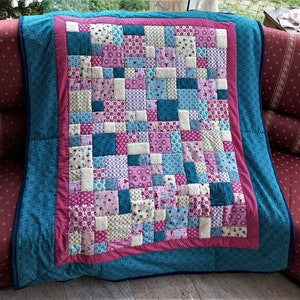 Knuffelige unieke patchwork deken / quilt gemaakt van stoffen van designerkwaliteit, liefdevol op elkaar afgestemde kleuren, fijn gewatteerd afbeelding 1