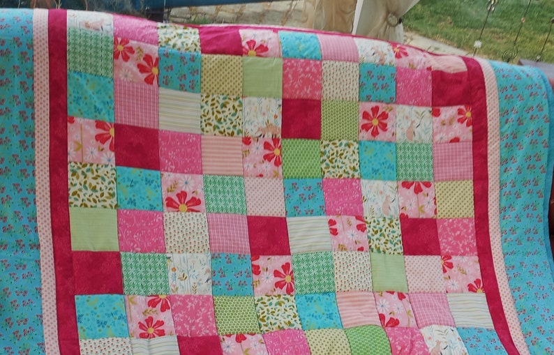 Elaborate high-quality unique patchwork quilt made of designer quality fabrics, lovingly color-coordinated, finely quilted image 3