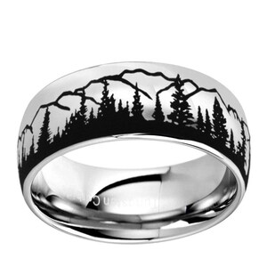 Anillo de 10 mm con diseño de bosque al aire libre, alianza de boda de tungsteno con escena de bosque de abetos y montaña, anillo de promesa para él.
