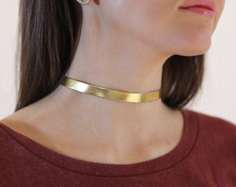 Guldfärgad choker i konstläder: Boho-halsband