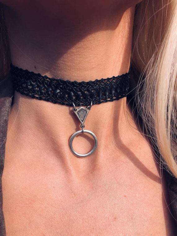 Black Leather Choker Necklace: Silver Ring Detail  display picture 1