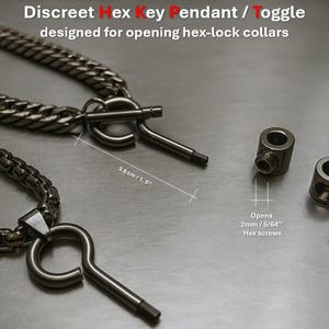 Puede incluir: Un colgante/palanca discreto Hex Key plateado, diseñado para abrir collares con cierre hexagonal. La imagen muestra dos colgantes con un diseño en forma de llave, una cadena y varias piezas metálicas pequeñas. La llave mide 3,8 cm. El texto dice que abre tornillos hexagonales de 2 mm / 5/64".