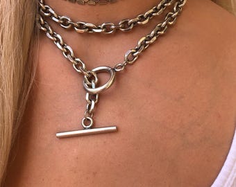 Warstwowy srebrny naszyjnik choker: wyrazista biżuteria z potrójnym splotem