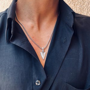 Men&#39;s Arrowhead Necklace, Minimal Tribal Pendant, Symbolic Gift for Him, Masculine Chain Necklace