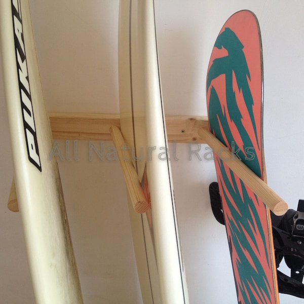 Tabla de surf / Snowboard Almacenamiento de pared de madera vertical Estante para surf 3 tablas / Todos los estantes naturales