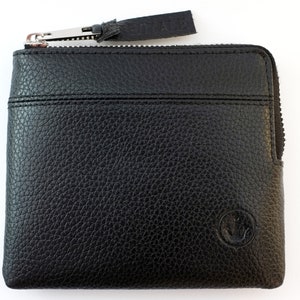 Monedero fino de piel auténtica color negro con diseño de guijarros de Royale Maritime con media cremallera y caja de regalo