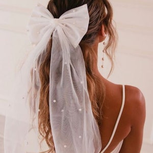 Pearl White Hair Bow Bachelorette Party Veil Hair Bow Clip Bridal Shower Veil Pearl Bride Veil Hen Party Veil Bride to Be Veil Prom trim Vei