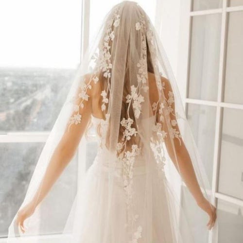 Voile de mariage de fleurs Voile de fleurs brodé Voile de mariage bohème Voile de bordure brodé floral cape florale longueur du bout des doigts Mariage botanique