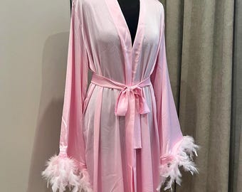 Vestaglia di piume rosa: abito da sposa boudoir in stile