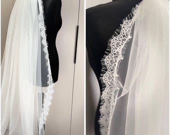 Kanten sluier met bloemenrand, Spaanse wimperkanten sluier, kerkelijke bruidssluier, geschulpte rand, boho sluier, romantische bruidssluier met bloemen, Franse Chantilly sluier