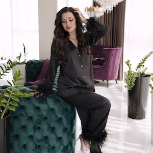 Black bride pajama set silk pajamas with feather Bridesmaid pajama set Fall wedding pajama set Black Feather Trim Pajama Set Bridal Outfit