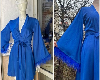Bata de novia azul marino con mangas de plumas Batas para la fiesta nupcial Lencería nupcial de satén Bata de plumas azul Bata de boudoir Bata de plumas talla grande