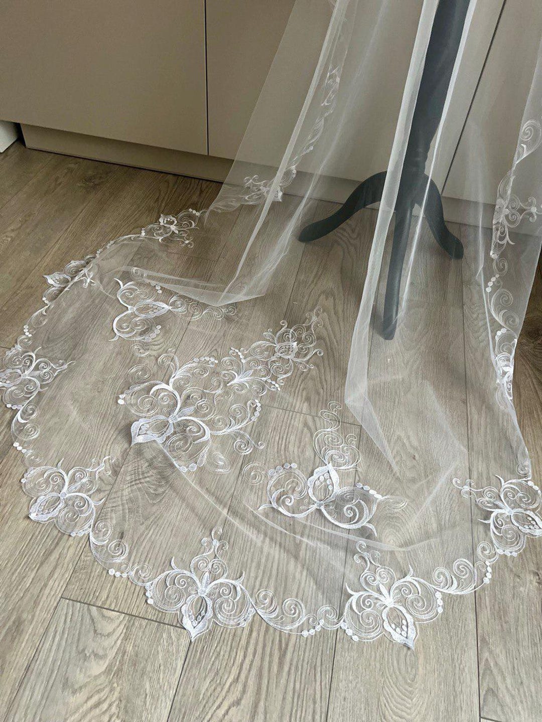 La actriz Angélica Rivera, madre de la novia Sofía Castro, fue criticada por  acaparar la atención, con un impresionante vestido que usó en la boda de su  hija. Rivera, quien recientemente anunció, image size:1080x1440