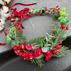 Winter hair crown Red berry crown Winter hair wreath Christmas gift Forest festive flower crown Winter wedding crown Woodland hair crown