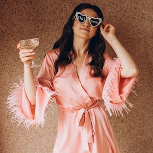 Vestaglie da damigella d'onore rosa cipria, vestaglia da sposa rosa con piume, kimono da damigella d'onore di grandi dimensioni, regalo per la festa di nozze, vestaglia in raso e pizzo per la festa nuziale