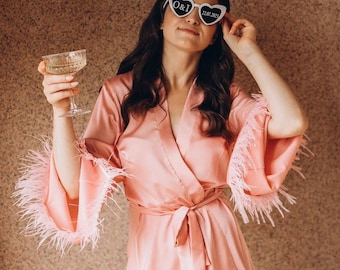 Roupão rosa blush para damas de honra, roupão rosa de noiva com penas, quimono plus size para damas de honra, presente para festa de casamento, roupão de cetim com renda para festa de casamento.