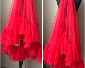 Roter Rüschen-Hochzeitsschleier, einzigartiger roter Hochzeitsschleier, moderner Hochzeitsschleier, roter Tüllschleier, dunkelroter, geformter Schleier, roter Tüllschleier, Fransen-Quastenschleier