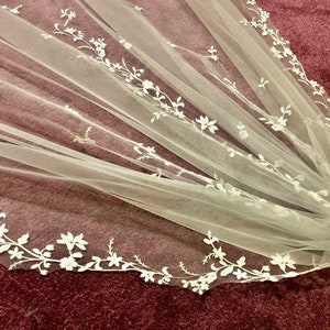 Flower wedding veil fingertip veil 1 tier veil floral veil lace edge bridal veil Embroidery Veil leaf bridal veil chapel veil off-white veil