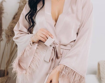 Bata nupcial de seda rosa pálido con plumas. Bata de satén rosa pálido con plumas. Bata de novia. Conjunto para prepararse para la novia. Lencería nupcial. Bata de avestruz.