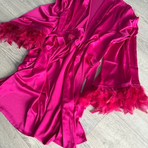 Bata rosa fuerte Bata de satén de talla grande Bata de plumas fucsia rosa brillante Bata de dama de honor rosa fuerte Bata de plumas de avestruz Rosa Materni