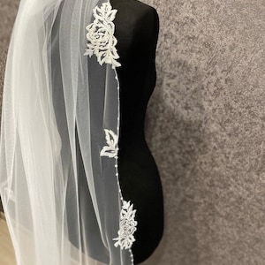 Embroidered veil floral wedding veil Fingertip wedding veil Bridal wedding veil Wildflower veil with flowers Boho lace veil cathedral veil