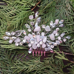 Peigne de mariée en quartz rose : coiffe de pierres précieuses en cristal brut