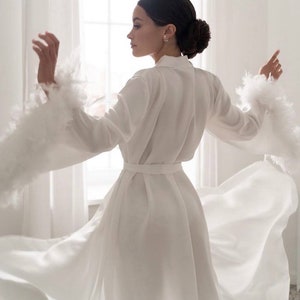 Robe de penas com cauda, quimono longo de seda com penas, robe de cetim de luxo com penas, robe de noiva com penas, robe de casamento transparente, robe de boudoir com penas.