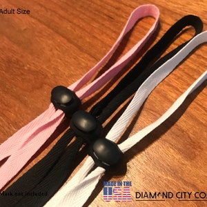 Puede incluir: Tres extensores de correa para mascarilla en rosa, negro y blanco con clips de pl&aacute;stico ajustables. Los extensores est&aacute;n hechos en los EE. UU. y vendidos por Diamond City Co. Talla para adultos.